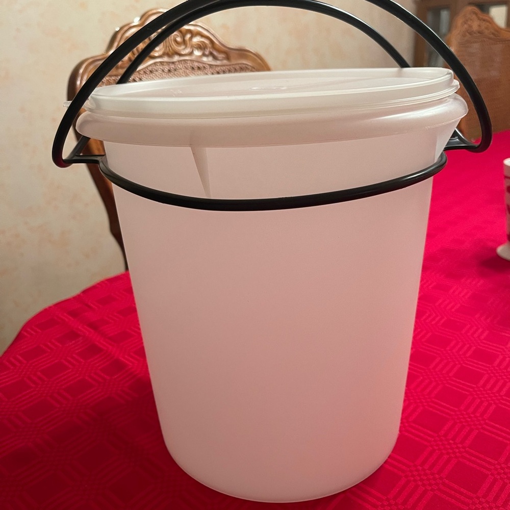 Vintage Tupperware White Plastic Bucket carry all with Lid - never used